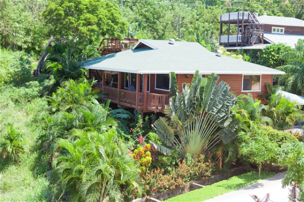 Lovely home in the rain forrest with a view of the ocean